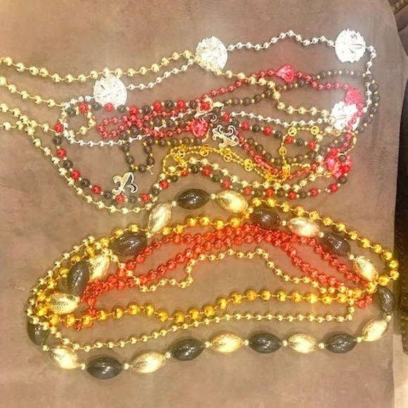 ‎16 Gold/red/black Mardi Gras/Homecoming Beads - Picture 1 of 1